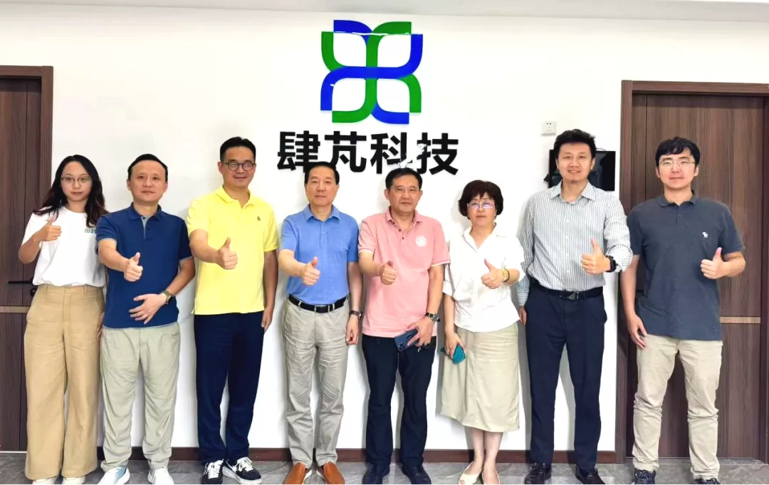 Leaders from the Municipal Consumer Protection Commission and Food Safety Alliance pose for a commemorative photo with the company team.