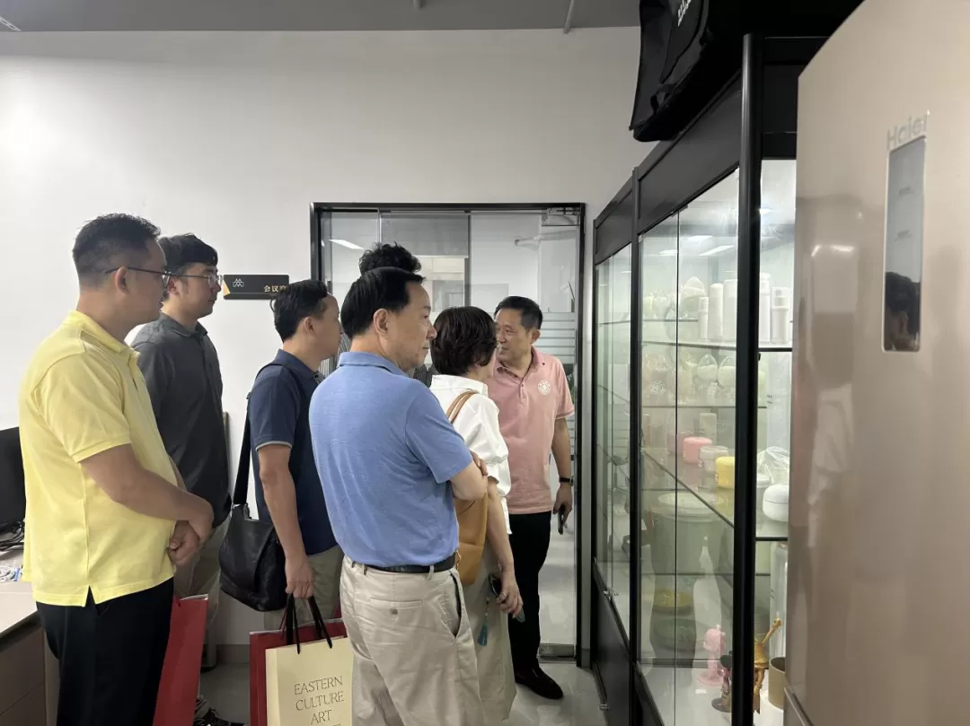 Professor Xu Ping introduced the company's products and technologies to the visiting guests.