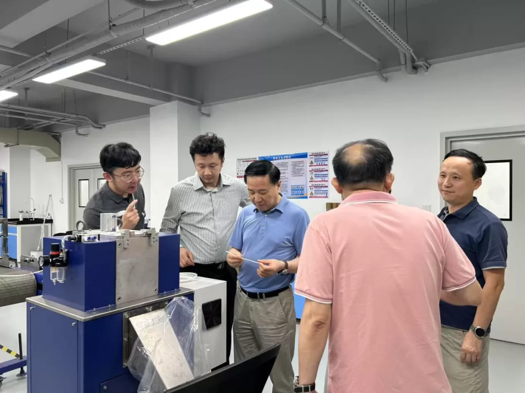 Professor Xu Ping introduced the material research and production process to the guests.